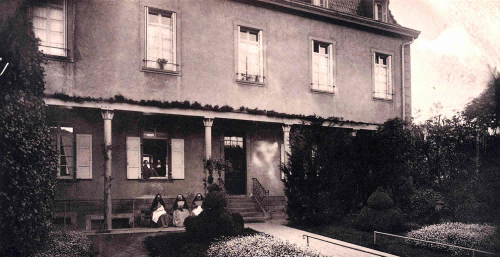 1935 - Sœurs infirmières devant l'infirmerie du bâtiment Salem