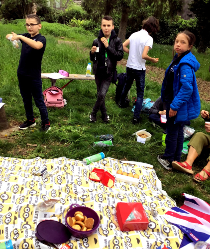 Anglais Coronation picnic 04