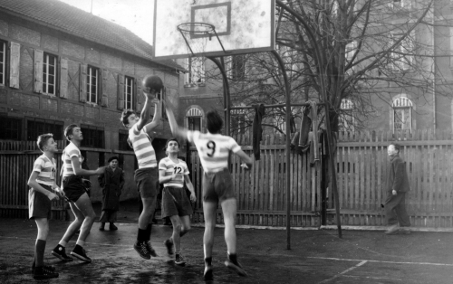 1955 - Basket dans la cour